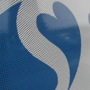 چاپ مش تبلیغاتی روی شیشههای نمای ساختمان اداری